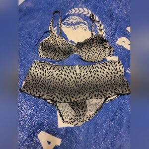 CAPTIVA Size 14/16 Bikini in Black & White